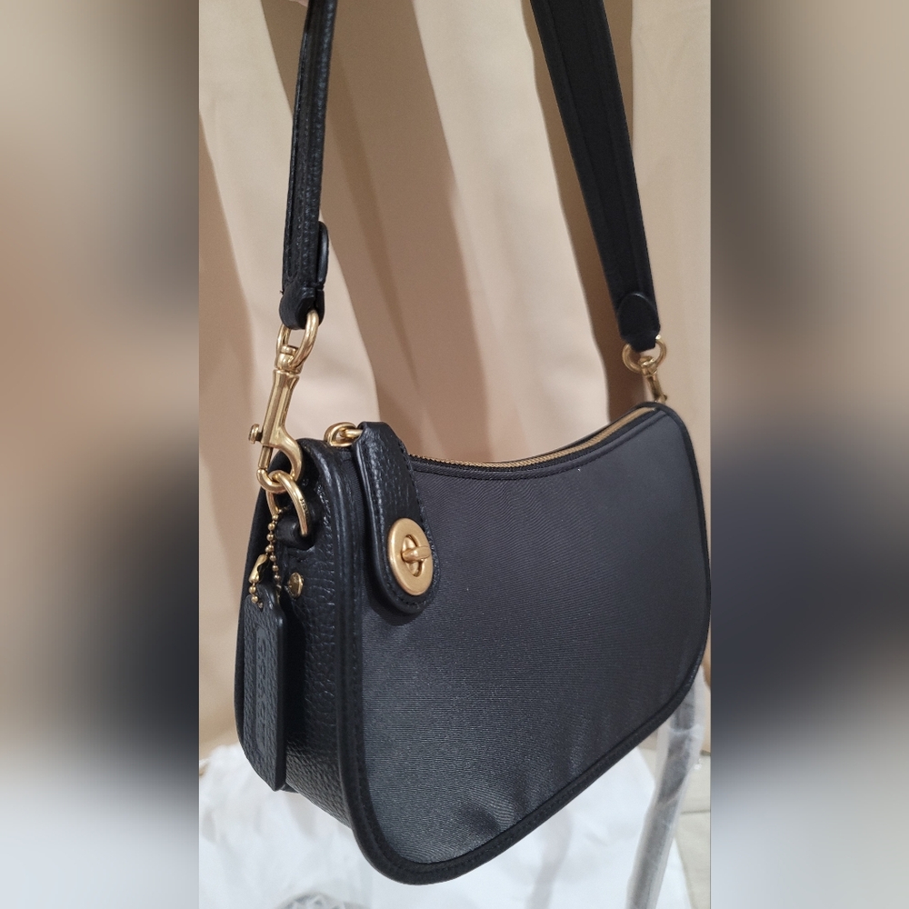 SOLD!! Coach Swinger NWT floral print interior